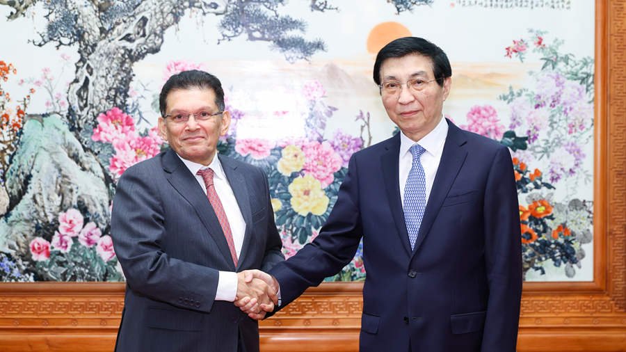 Wang Huning (à droite), membre du Comité permanent du Bureau politique du Comité central du Parti communiste chinois et président du Comité national de la CCPPC, rencontre le ministre bangladais des Affaires étrangères Khalilur Rahman à Pékin, en Chine, le 6 mai 2026. /Xinhua
