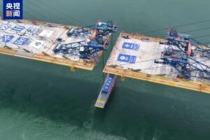 Le pont du fleuve Zhijiang Yangtze achève sa fermeture dans le centre de la Chine