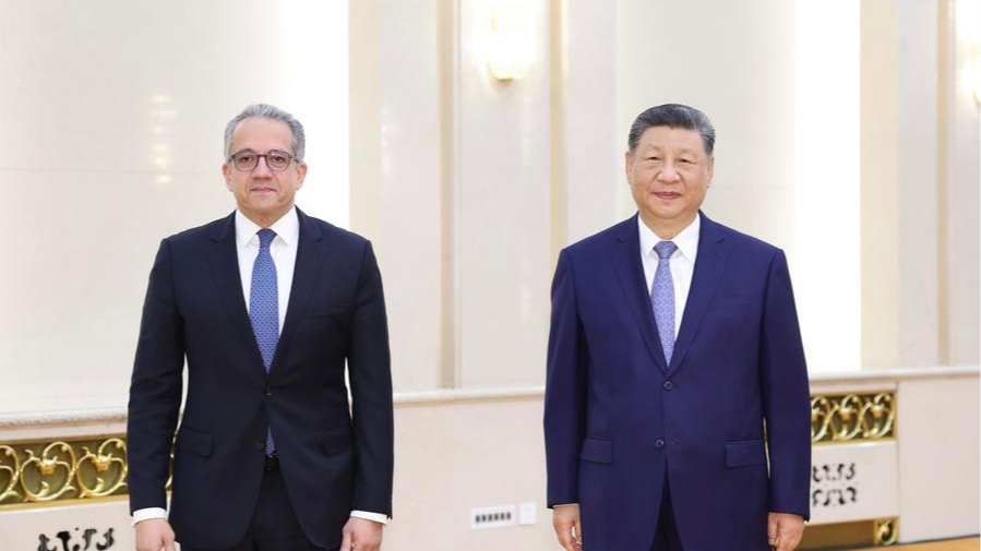 Le président chinois Xi Jinping (à droite) rencontre Khaled El-Enany, directeur général de l'Organisation des Nations Unies pour l'éducation, la science et la culture (UNESCO), au Grand Palais du Peuple à Pékin, en Chine, le 12 mai 2026. /Xinhua