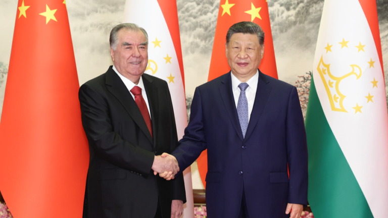 Le président chinois Xi Jinping (à droite) rencontre le président du Tadjikistan Emomali Rahmon à Pékin, en Chine, le 12 mai 2026. /Xinhua