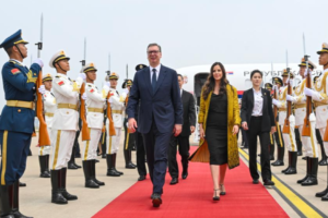 Le président serbe Aleksandar Vucic arrive à Pékin pour une visite d&rsquo;État