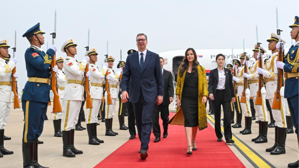 Le président serbe Aleksandar Vucic et son épouse, Tamara Vucic, arrivent à Pékin, en Chine, le 24 mai 2026. /Xinhua