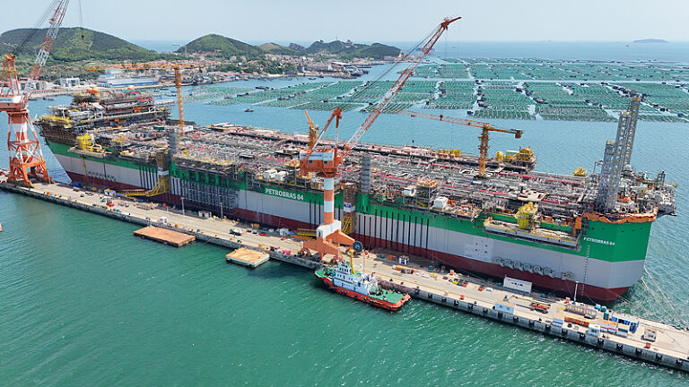 Un navire flottant de production, de stockage et de déchargement (FPSO) est en construction dans un chantier naval à Yantai, dans la province du Shandong (est de la Chine), le 9 mai 2026. /VCG