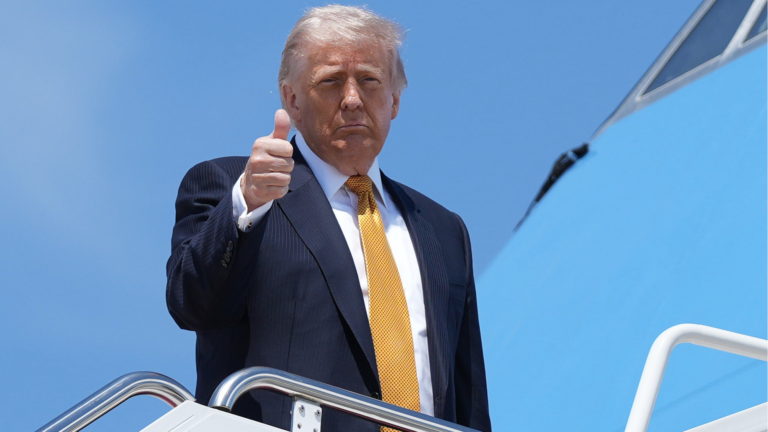 Le président américain Donald Trump monte à bord d'Air Force One à la base commune d'Andrews, dans le Maryland, pour un voyage en Chine, le 12 mai 2026. /CFP