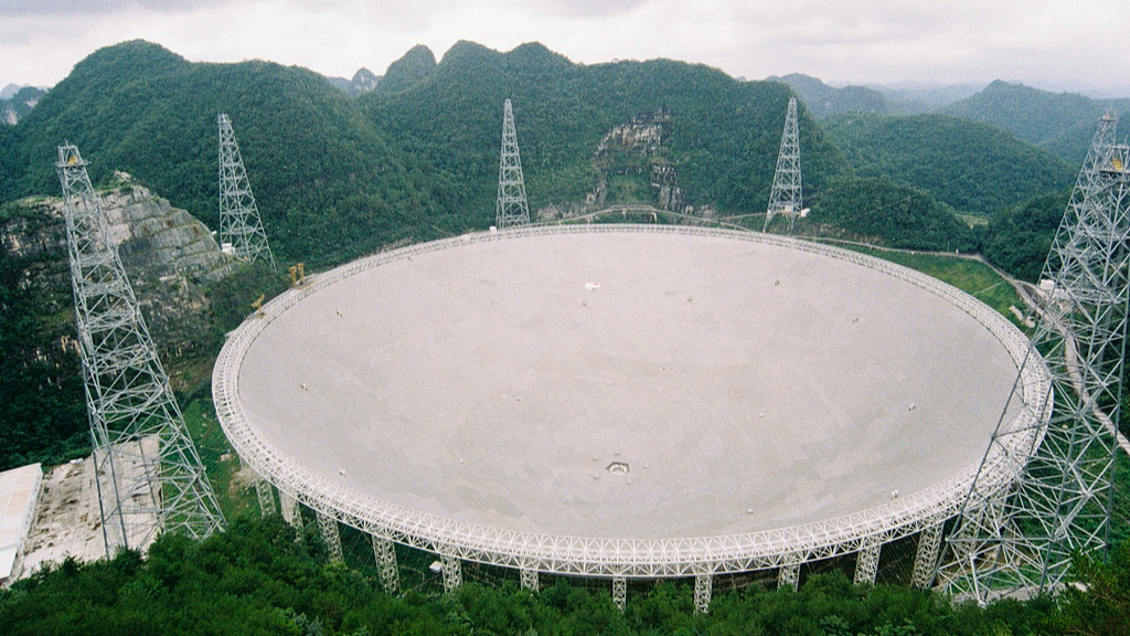 Radiotélescope sphérique chinois à ouverture de cinq cents mètres, province du Guizhou, dans le sud-ouest de la Chine, le 29 septembre 2025. /VCG