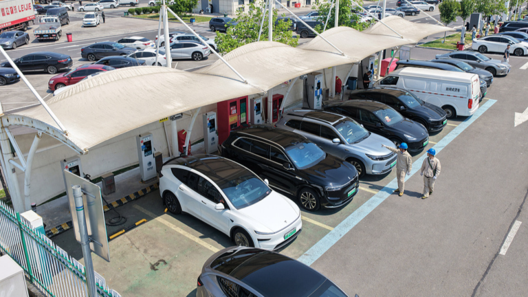 Le personnel inspecte les installations de recharge des NEV, à Yangzhou, dans la province du Jiangsu (est de la Chine), le 30 avril 2026. /VCG