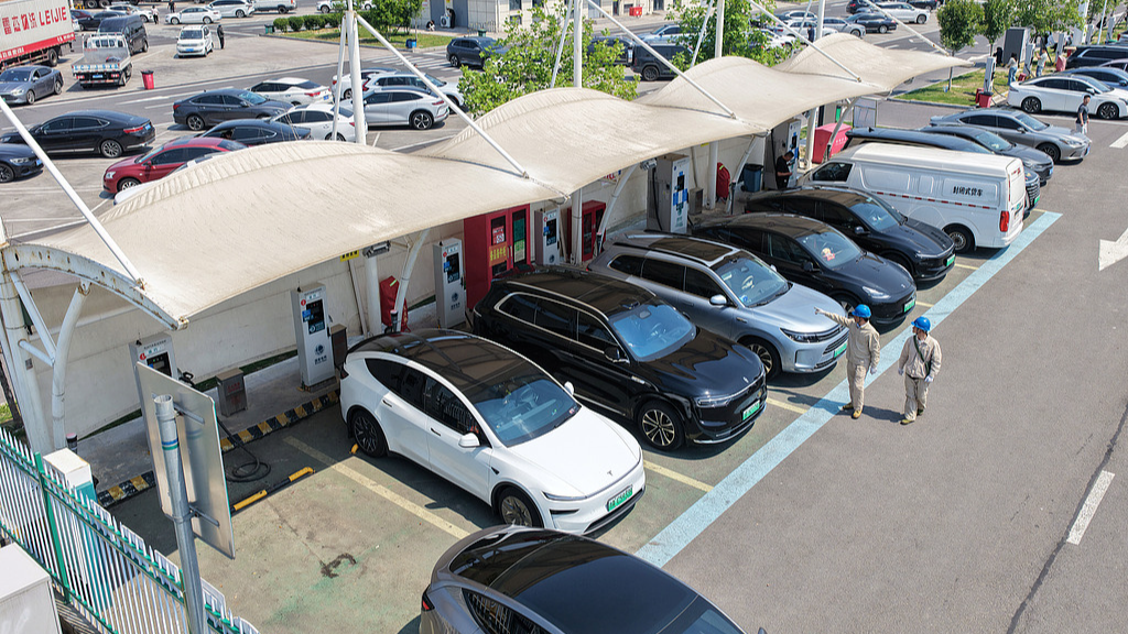 Le personnel inspecte les installations de recharge des NEV, à Yangzhou, dans la province du Jiangsu (est de la Chine), le 30 avril 2026. /VCG