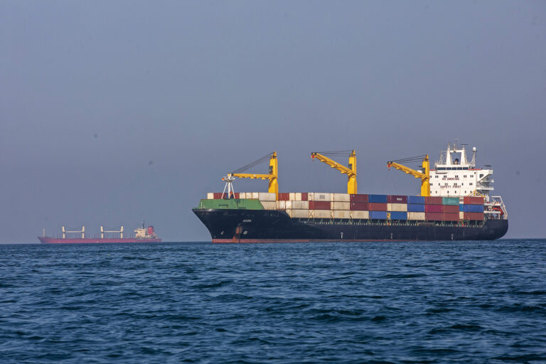 Les navires restent ancrés dans le détroit d'Ormuz, près de l'île de Larak, en Iran, le 16 mai 2026. /VCG