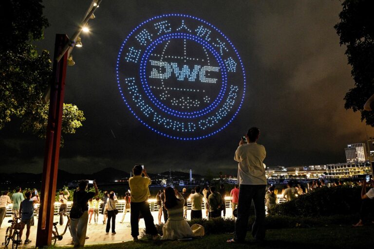 Des gens assistent à un spectacle de drones à Shenzhen, dans la province chinoise du Guangdong (sud), le 20 mai 2026, à la veille du Congrès mondial des drones. /VCG