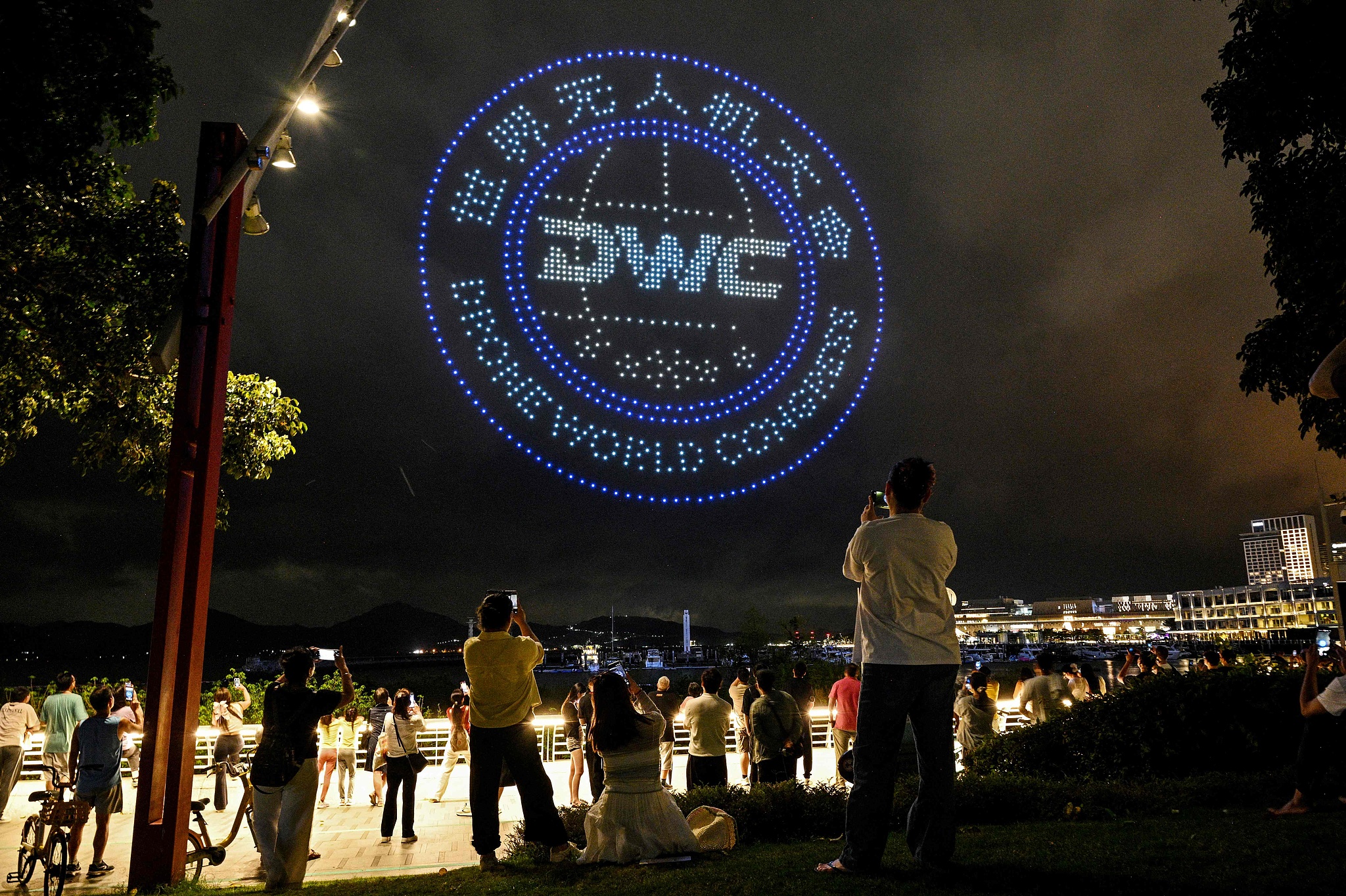 Des gens assistent à un spectacle de drones à Shenzhen, dans la province chinoise du Guangdong (sud), le 20 mai 2026, à la veille du Congrès mondial des drones. /VCG