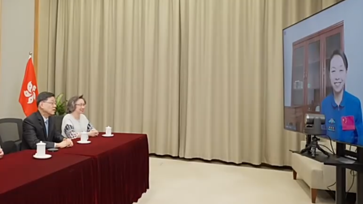 John Lee, directeur général de la Région administrative spéciale de Hong Kong (RASHK), félicite Lai Ka-ying d'être devenue la première astronaute de la ville à rejoindre une mission spatiale nationale, exprimant sa fierté pour son exploit historique, le 24 mai 2026. /CMG