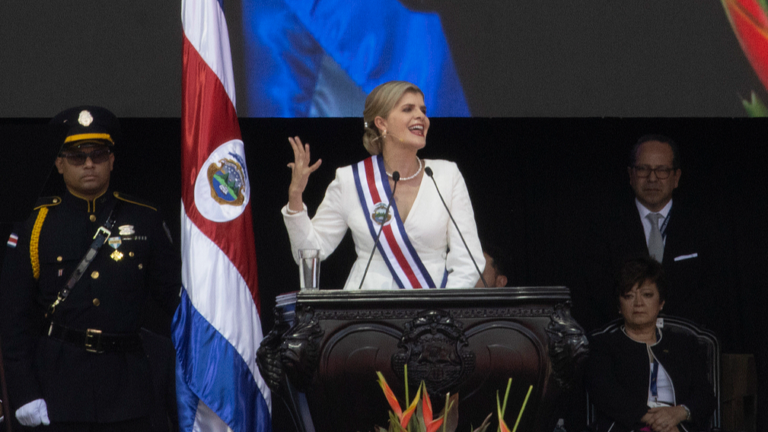 La nouvelle présidente du Costa Rica, Laura Fernandez, prononce son discours inaugural lors de la cérémonie de prestation de serment à l'Estadio Nacional de San Jose, Costa Rica, le 8 mai 2026. /VCG