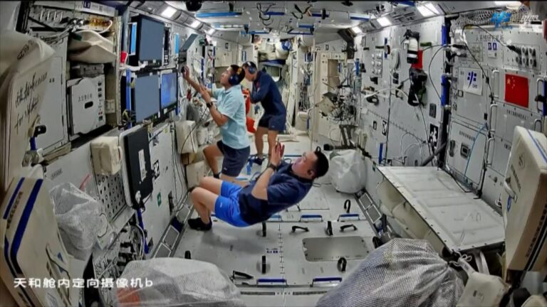 L'équipage de Shenzhou-21 à l'intérieur de la Station spatiale chinoise. /CMG