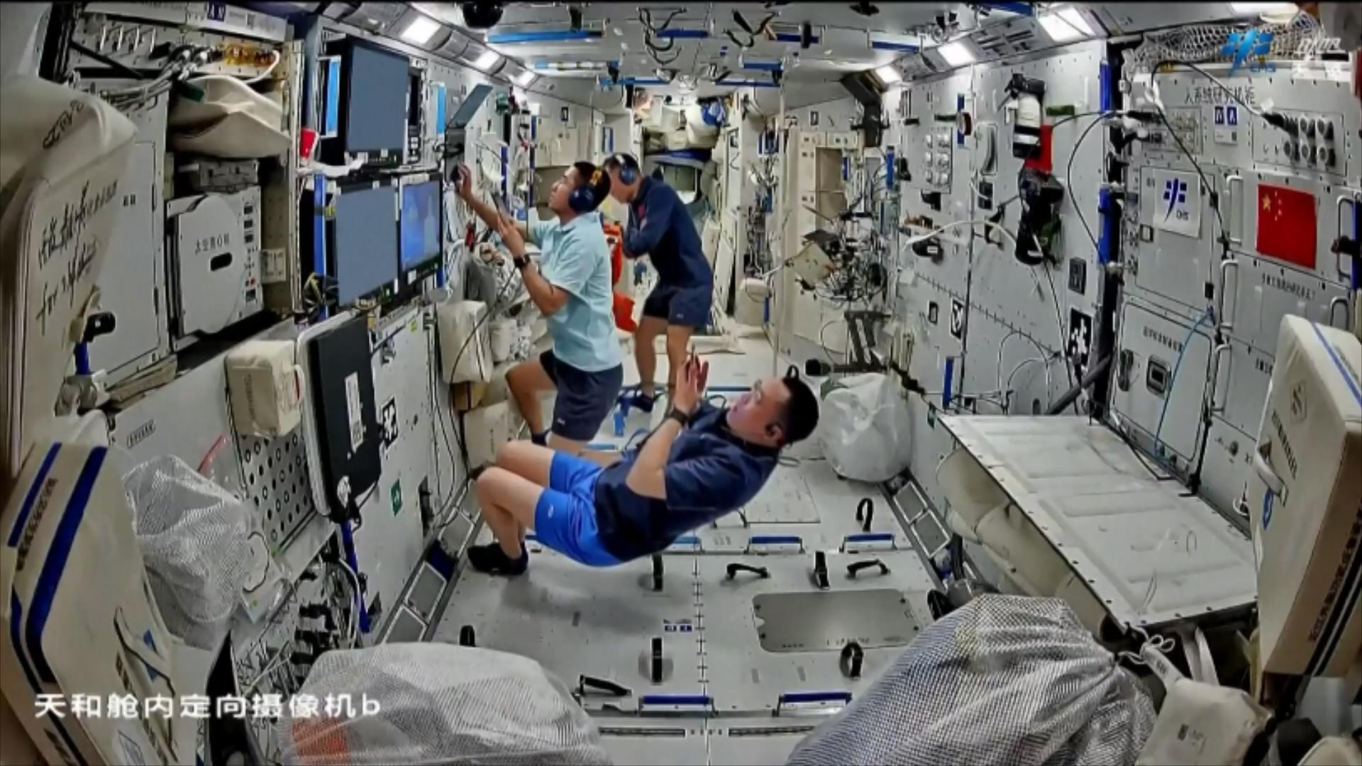 L'équipage de Shenzhou-21 à l'intérieur de la Station spatiale chinoise. /CMG