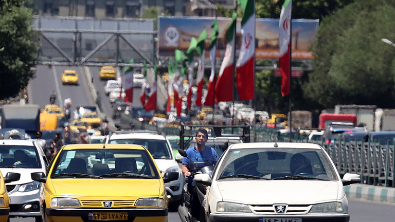 Des Iraniens conduisent dans une rue de Téhéran, en Iran, le 23 mai 2026. Les tensions entre les États-Unis et l'Iran demeurent alors que les pourparlers de médiation se poursuivent pour parvenir à un accord sur la fin du conflit américano-iranien et autorisant le passage des navires à travers le détroit d'Ormuz. /VCG