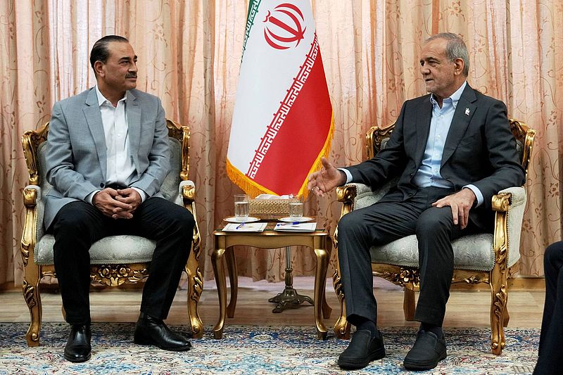 Sur cette photo fournie par la présidence iranienne, le président iranien Masoud Pezeshkian (à droite) rencontre le chef de l'armée pakistanaise Asim Munir à Téhéran, Iran, le 23 mai 2026. /VCG