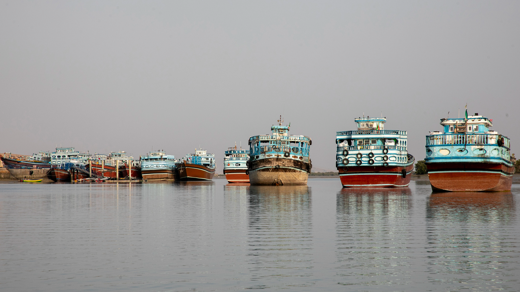 Des bateaux de pêche restent inactifs le long du détroit d'Ormuz, sur l'île de Qeshm, en Iran, le 17 mai 2026. /VCG