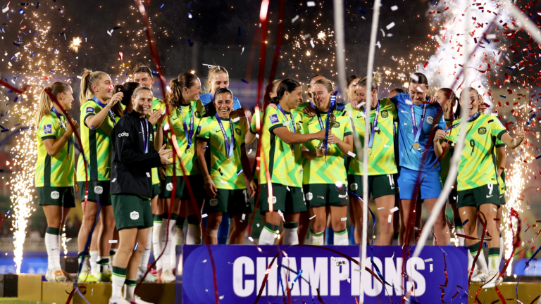 Sam Kerr et Courtney Nevin, de l'équipe nationale féminine australienne de football, soulèvent le trophée après la finale des FIFA Series 2026 entre le Kenya et l'Australie au stade national Nyayo de Nairobi, au Kenya, le 15 avril 2026. /CFP