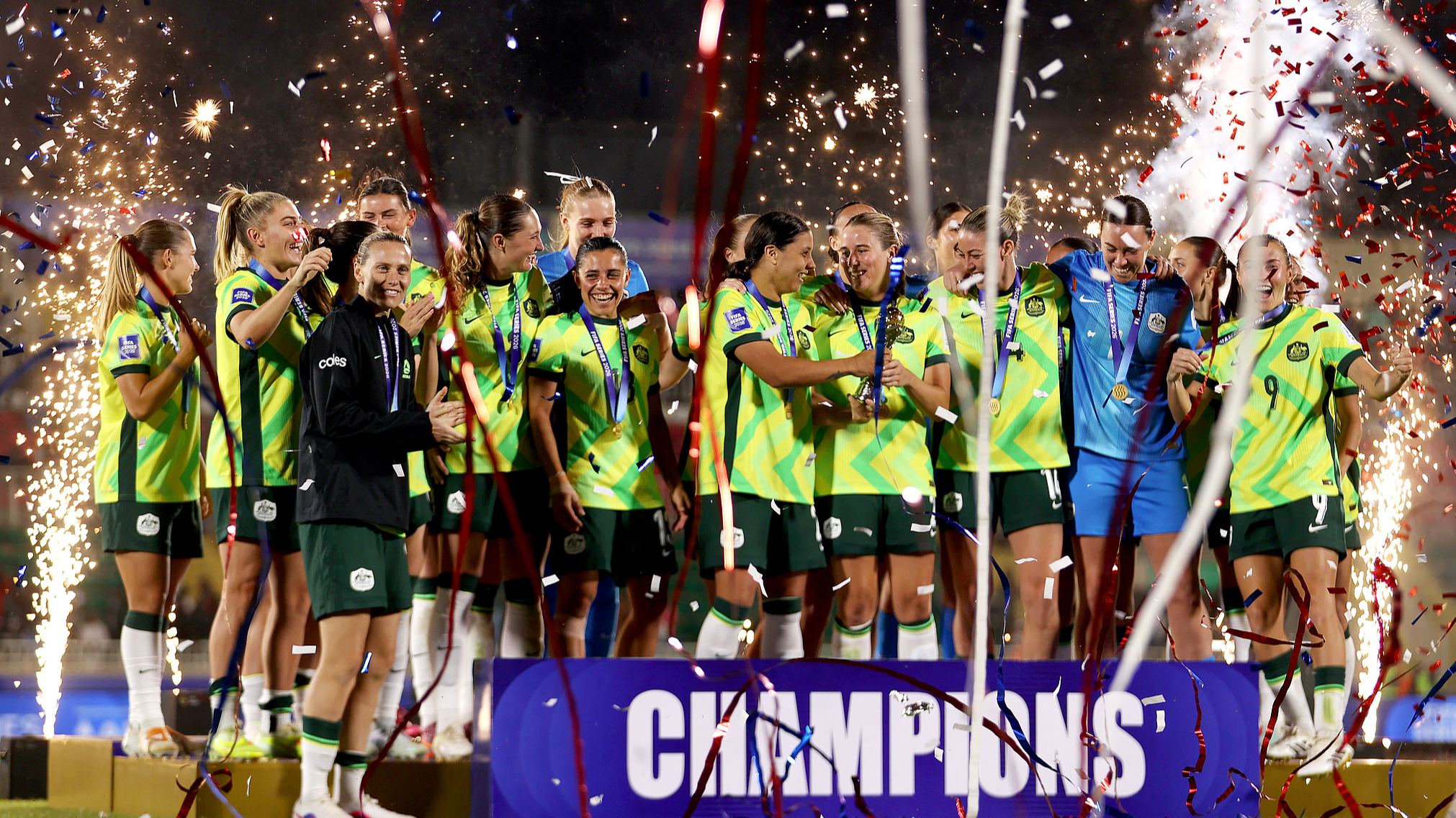 Sam Kerr et Courtney Nevin, de l'équipe nationale féminine australienne de football, soulèvent le trophée après la finale des FIFA Series 2026 entre le Kenya et l'Australie au stade national Nyayo de Nairobi, au Kenya, le 15 avril 2026. /CFP