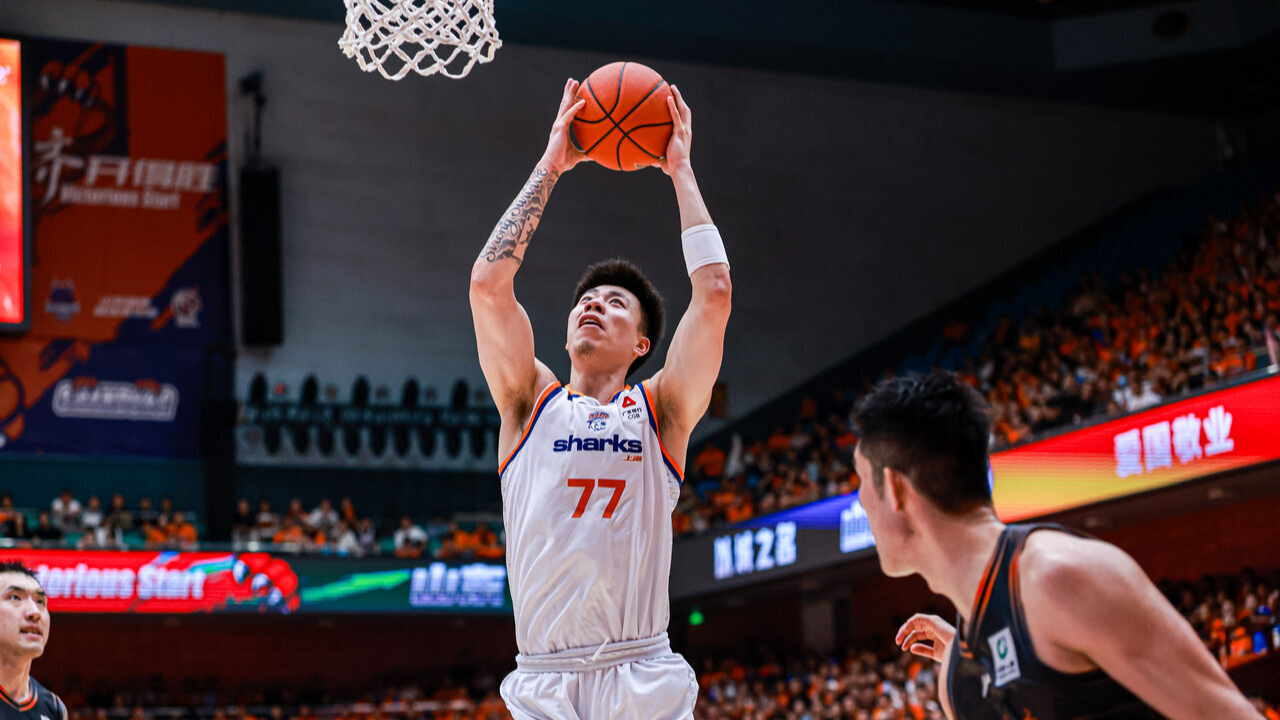 Zhang Zhenlin (#77) des Sharks de Shanghai se dirige vers le bord lors du deuxième match des quarts de finale des séries éliminatoires de l'ABC contre les Kylins du Shandong à Jinan, dans la province du Shandong (est de la Chine), le 9 mai 2026. /Requins de Shanghai