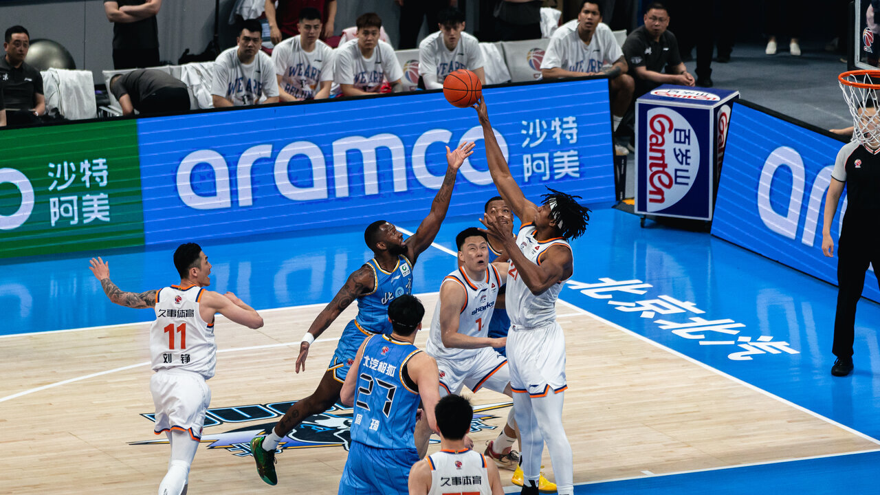 Hassan Whiteside (#21) des Sharks de Shanghai est en compétition pour un rebond lors du troisième match des demi-finales de l'ABC contre les Ducks de Pékin à Pékin, le 20 mai 2026. /Requins de Shanghai