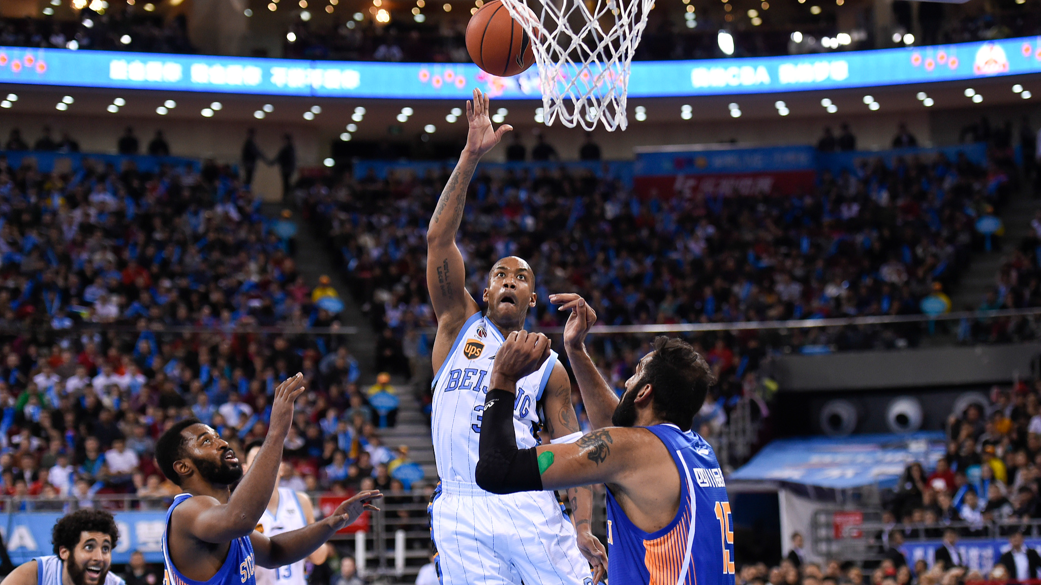 Stephon Marbury (au centre) en action lors de l'affrontement de l'ABC entre Pékin et le Sichuan à Pékin, Chine, le 19 février 2017. /VCG