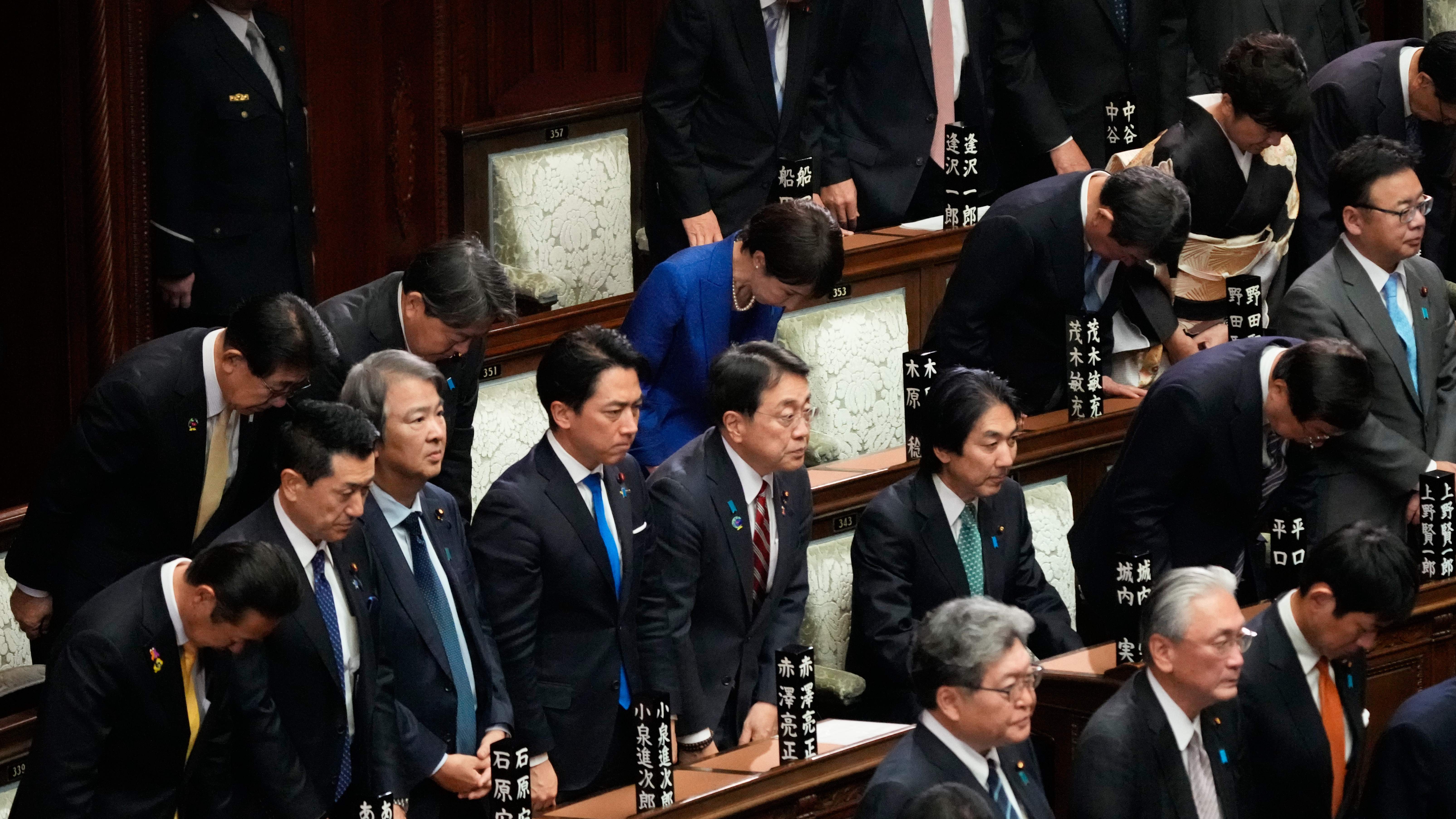 Le Premier ministre japonais Sanae Takaichi et d'autres législateurs assistent à une session de la Diète à la chambre basse du Parlement à Tokyo, au Japon, le 23 janvier 2026. /AP