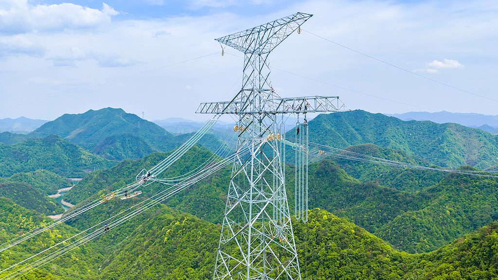 Ｔle chantier de construction du projet de transmission de courant continu à ultra haute tension de ± 800 kV reliant le Gansu et le Zhejiang, situé dans le district de Lin'an, ville de Hangzhou, province du Zhejiang, le 27 avril 2026. /VCG