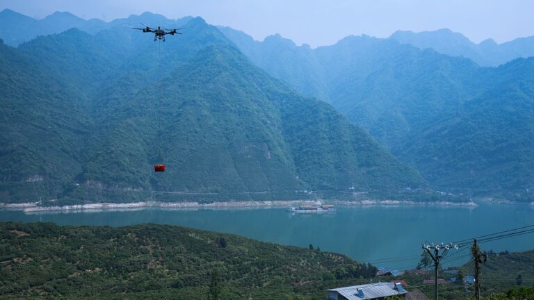 Les opérateurs de drones pilotent un drone agricole pour soulever et transporter des oranges navel cultivées localement à Zigui, province du Hubei, Chine, le 26 avril 2026. /VCG