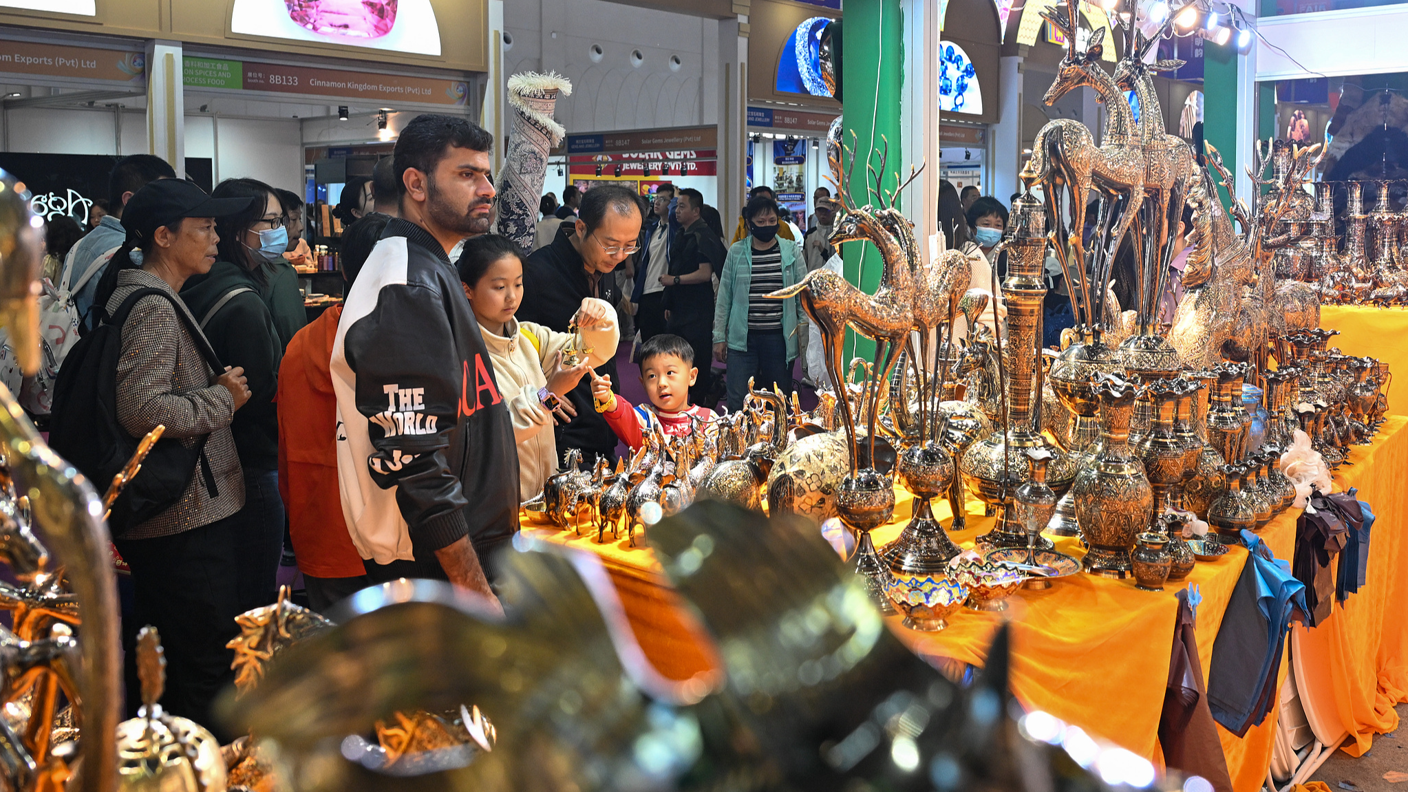 Un stand d'artisanat pakistanais lors de la 9e Exposition Chine-Asie du Sud, à Kunming, province du Yunnan, sud-ouest de la Chine, le 22 juin 2025. /CFP