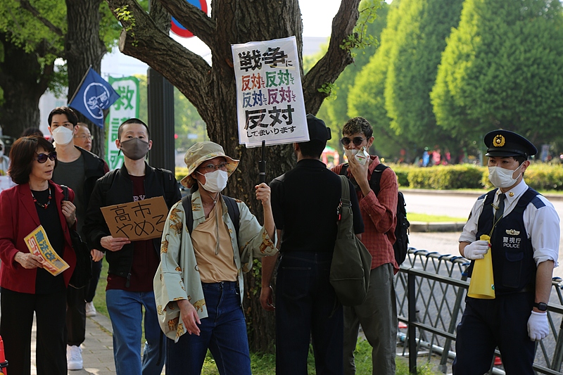 Des gens se rassemblent autour du bâtiment du Parlement pour protester contre les tentatives du gouvernement du Premier ministre japonais Sanae Takaichi de réviser la constitution pacifiste du pays et d'appeler à la protection de l'article 9 à Tokyo, Japon, le 19 avril 2026. Environ 36,000 personnes ont assisté au rassemblement, ont déclaré les organisateurs, la deuxième manifestation qui a attiré environ 30,000 personnes près du bâtiment de la Diète nationale contre la révision constitutionnelle depuis avril 8. /VCG