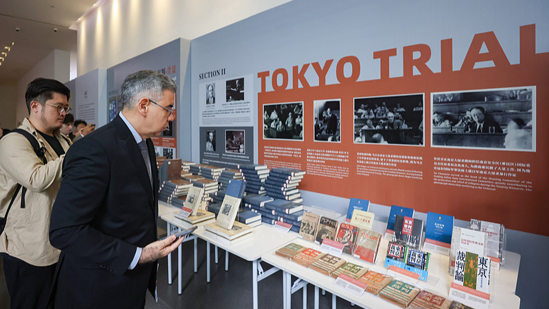 Un événement commémoratif marquant le 80e anniversaire de l'ouverture des procès de Tokyo a lieu au Mémorial des victimes du massacre de Nanjing par les envahisseurs japonais à Nanjing, province du Jiangsu, Chine orientale, le 29 avril 2026. /VCG