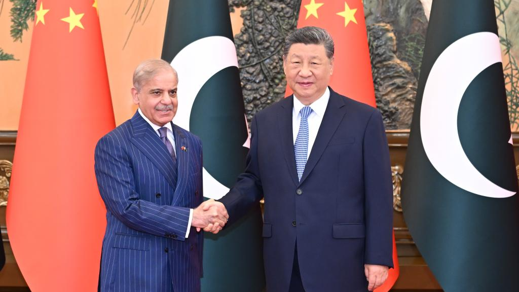 Le président chinois Xi Jinping (à droite) rencontre le Premier ministre pakistanais Shehbaz Sharif, en visite officielle en Chine, au Grand Palais du Peuple à Pékin, capitale chinoise, le 25 mai 2026. /Xinhua