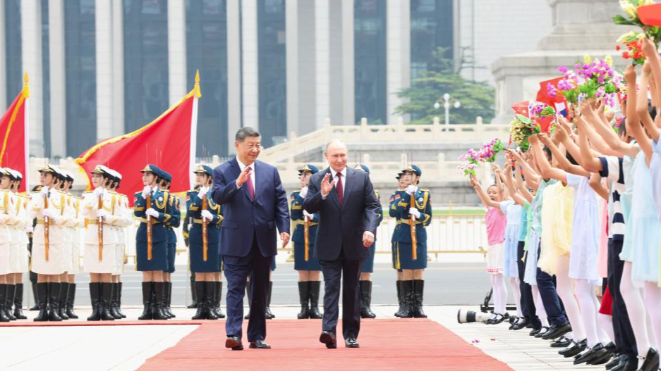 Le président chinois Xi Jinping organise une cérémonie de bienvenue pour le président russe Vladimir Poutine, en visite d'État en Chine, au Grand Palais du Peuple avant leurs entretiens à Pékin, le 20 mai 2026. /Xinhua