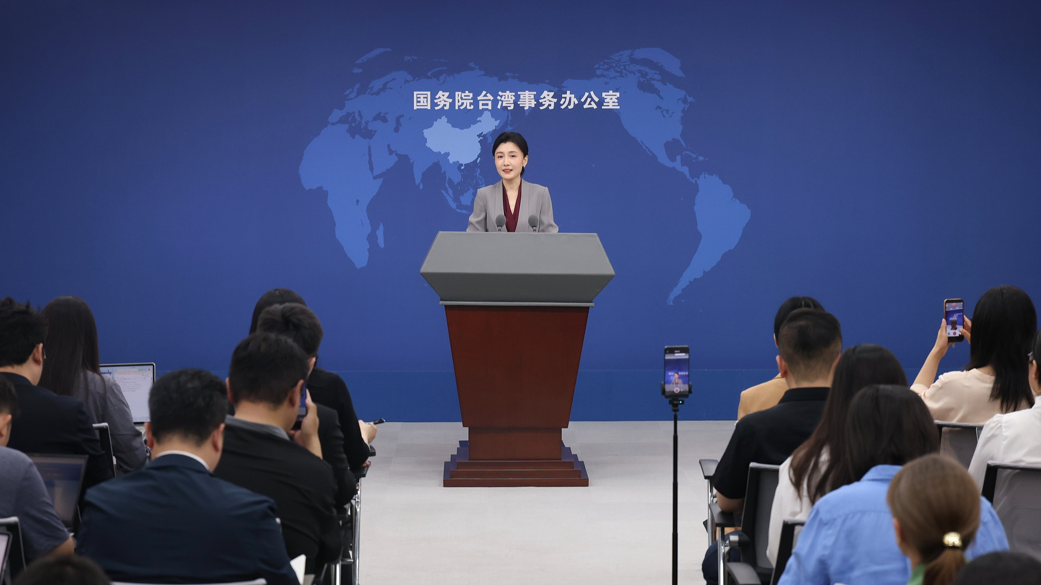 Zhang Han, porte-parole du Bureau des affaires de Taiwan du Conseil des Affaires d'État, répond aux questions lors d'une conférence de presse le 13 mai 2026. /VCG