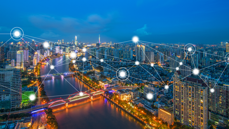 Une image illustrant le paysage nocturne de Guangzhou, amélioré par les communications intelligentes 5G. / VCG