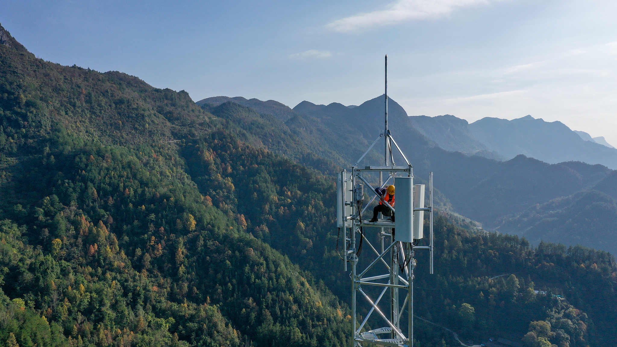 Un technicien installe et teste les signaux 5G sur le chantier de construction d'une station de base dans le village de Xiaodian, comté de Youyang, Chongqing, le 21 novembre 2023. /VCG