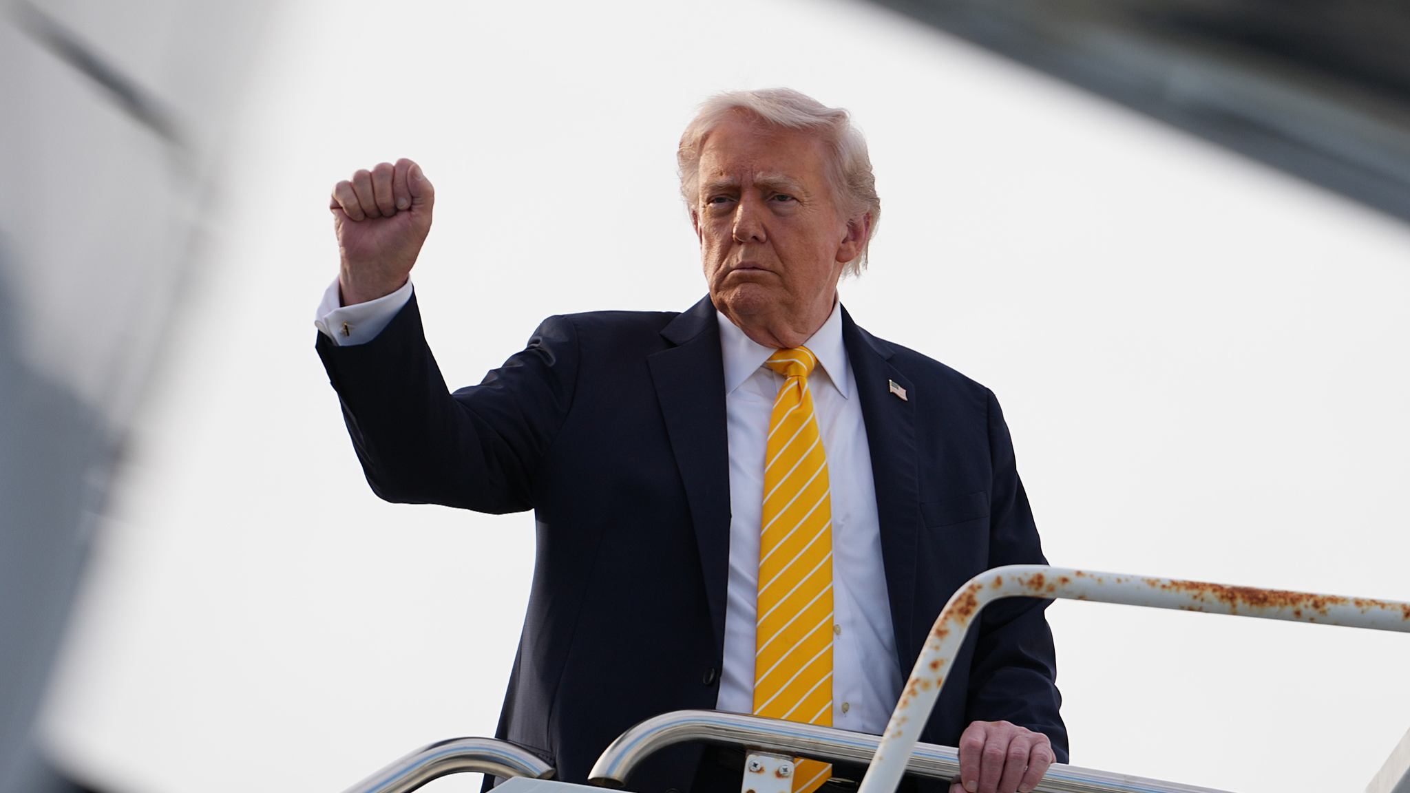 Le président américain Donald Trump monte à bord d'Air Force One à l'aéroport international de Palm Beach à West Palm Beach, en Floride, aux États-Unis, le 2 mai 2026. /VCG