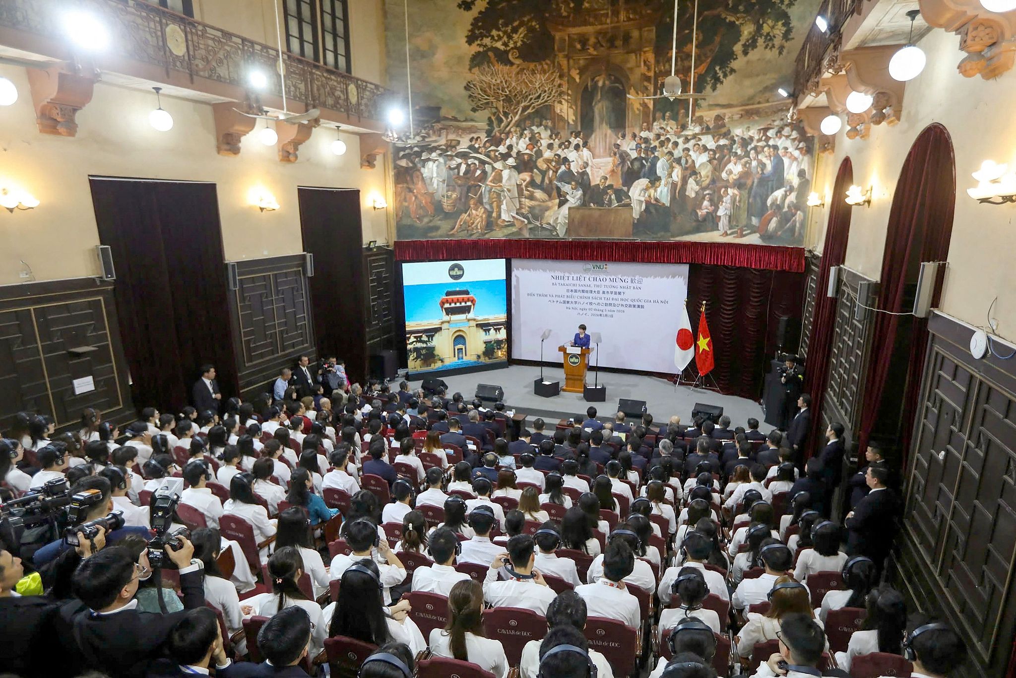 Le Premier ministre japonais Sanae Takaichi s'exprime à l'auditorium de l'Université nationale de Hanoï, au Vietnam, le 2 mai 2026. /CFP