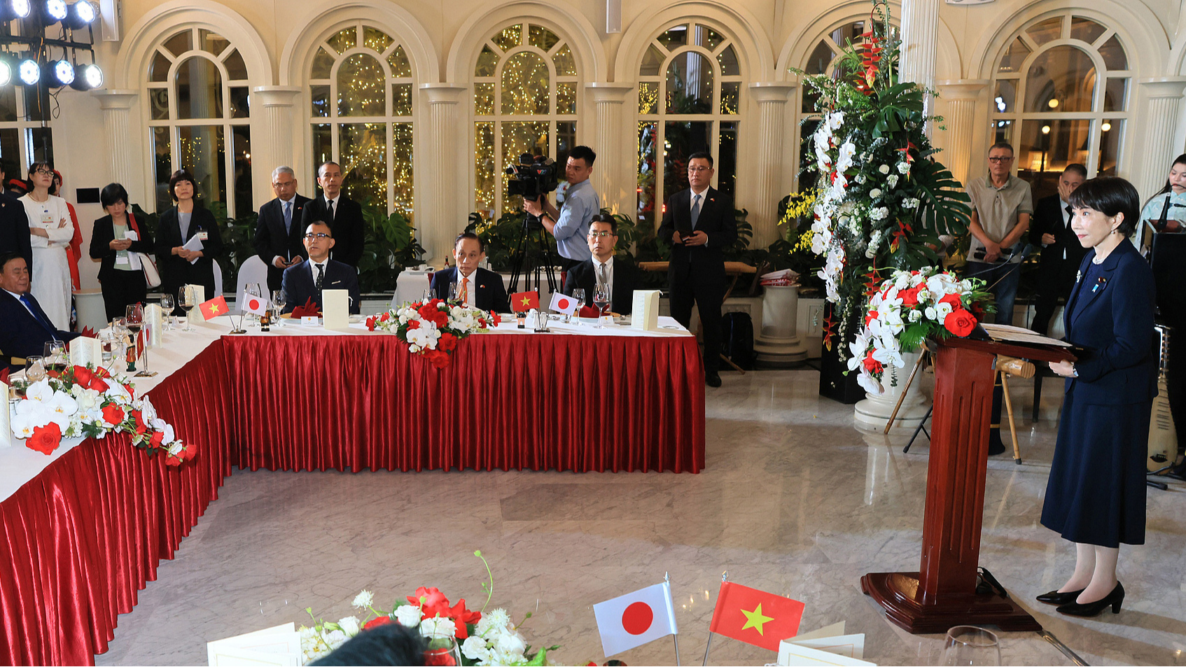 Le Premier ministre japonais Sanae Takaichi (à droite) prononce un discours lors du banquet à Hanoï, au Vietnam, le 2 mai 2026. /CFP