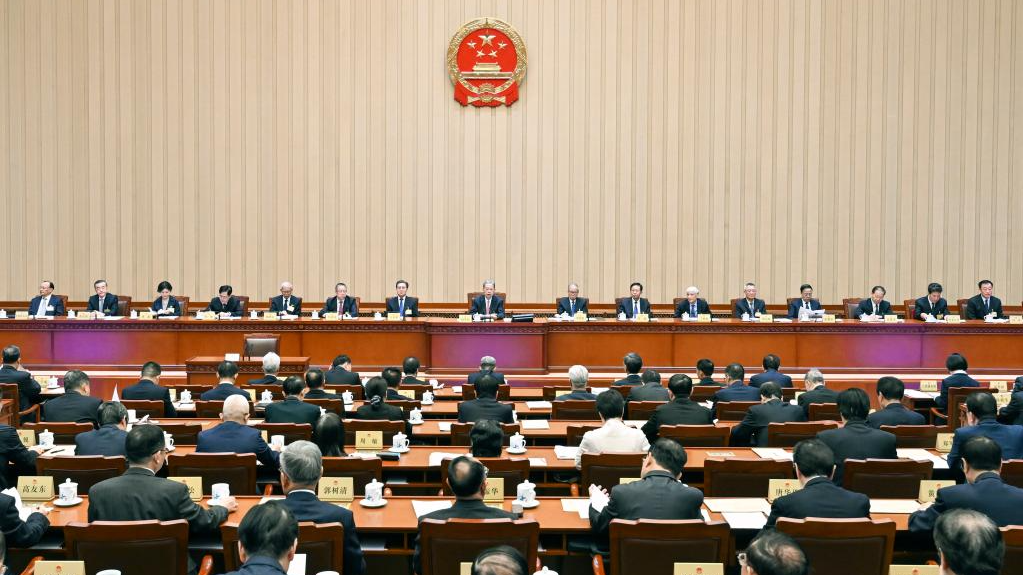 Zhao Leji, président du Comité permanent de l'Assemblée populaire nationale (APN), préside la réunion de clôture de la 22e session du 14e Comité permanent de l'APN au Grand Palais du Peuple à Beijing, capitale chinoise, le 30 avril 2026. /Xinhua
