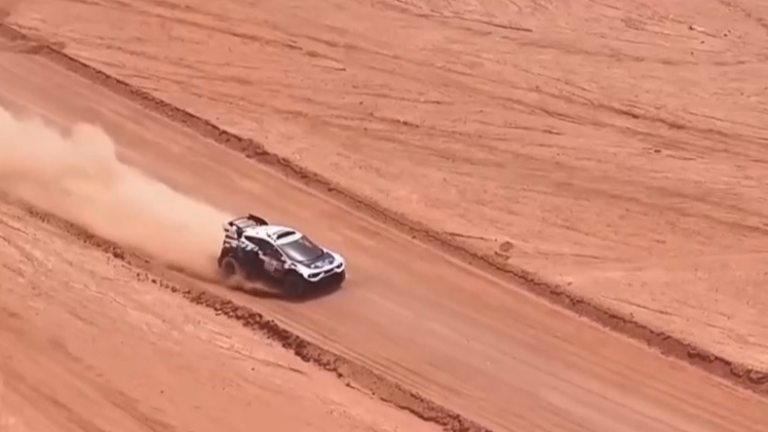 Le Rallye international China Taklimakan 2026 s'ouvre dans la région autonome ouïgoure du Xinjiang, dans le nord-ouest de la Chine, le 16 mai 2026. /CMG