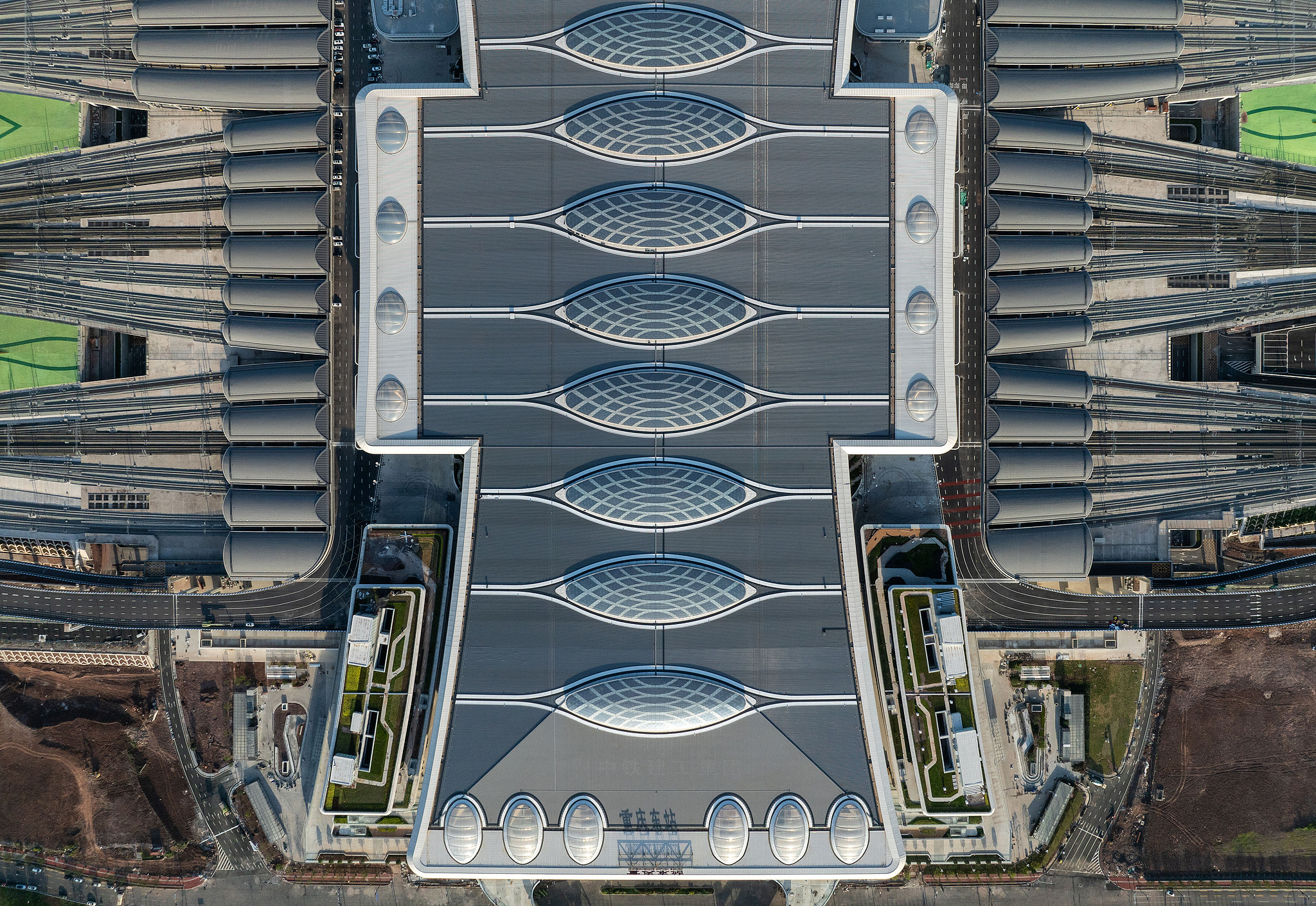 Une vue aérienne de la gare de Chongqing Est, dans le sud-ouest de la Chine, le 16 juin 2025. /VCG