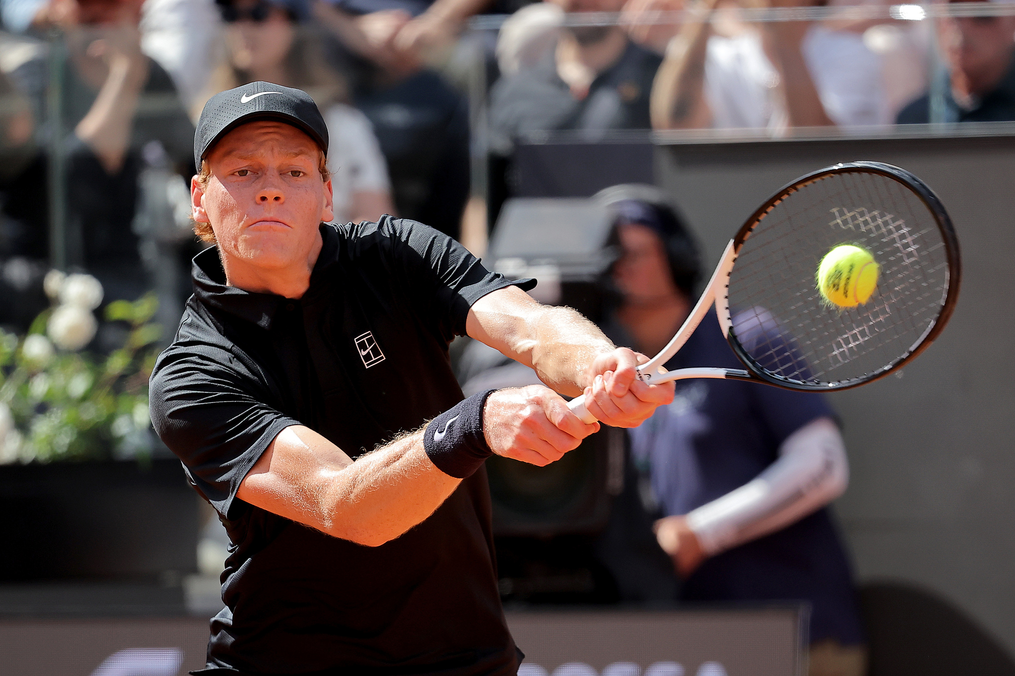 L'Italien Jannik Sinner frappe un tir contre son compatriote Andrea Pellegrino lors d'un match de huitièmes de finale du simple messieurs à l'Open d'Italie à Rome, Italie, le 12 mai 2026. /VCG
