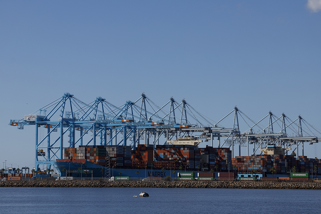Des conteneurs maritimes sont empilés au port de Los Angeles, à Los Angeles, en Californie, le 15 octobre 2025./ VCG