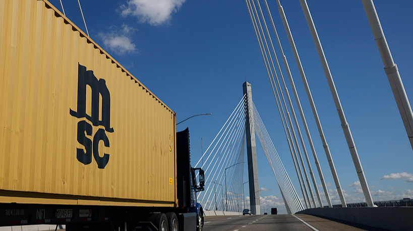 Un conteneur de fret est transporté sur un camion au port de Los Angeles à Los Angeles, Californie, le 15 octobre 2025./ VCG