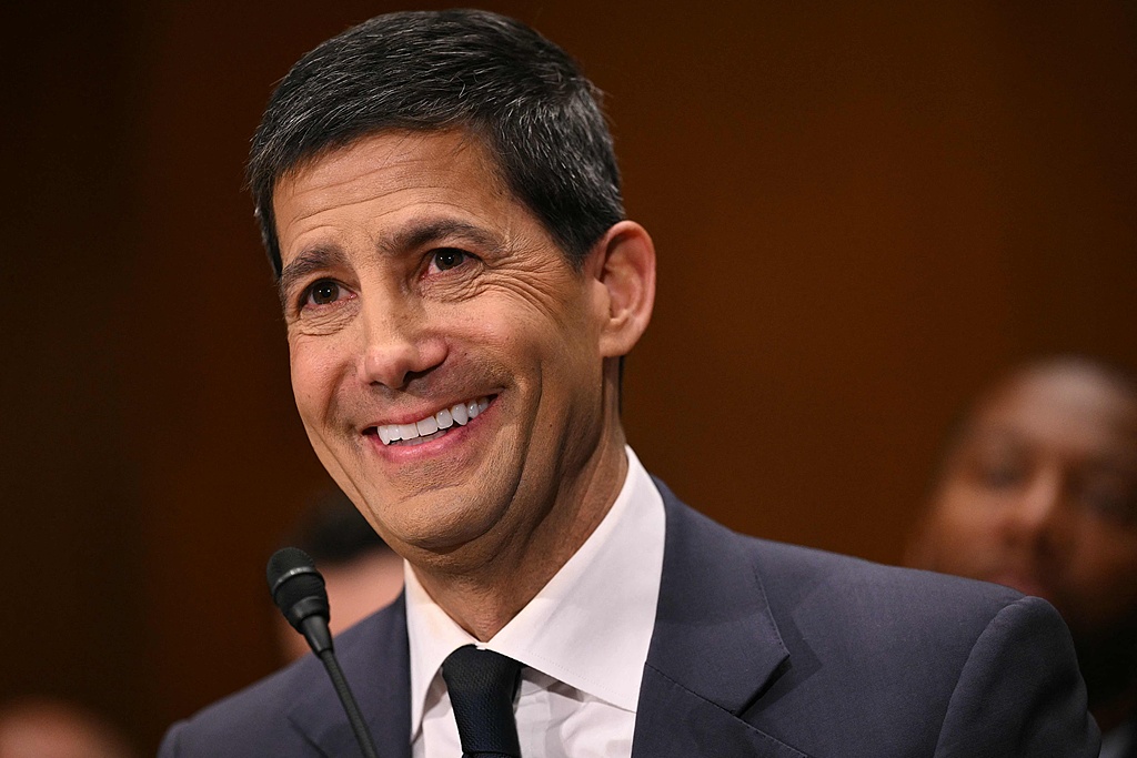 Kevin Warsh, candidat à la présidence de la Réserve fédérale américaine, témoigne lors d'une audience du comité sénatorial des banques sur sa nomination au Capitole à Washington, DC, le 21 avril 2026. /VCG
