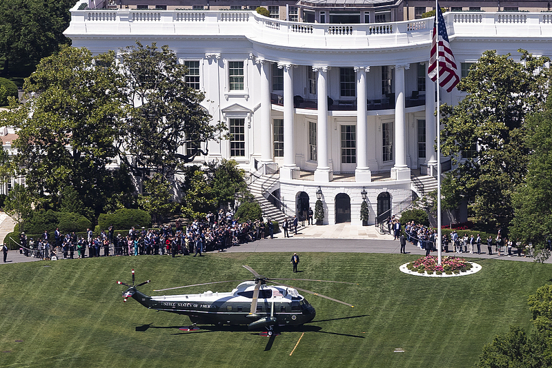 Le président américain Donald Trump (au centre) traverse la pelouse sud jusqu'à Marine One à Washington DC, États-Unis, le 12 mai 2026. /VCG
