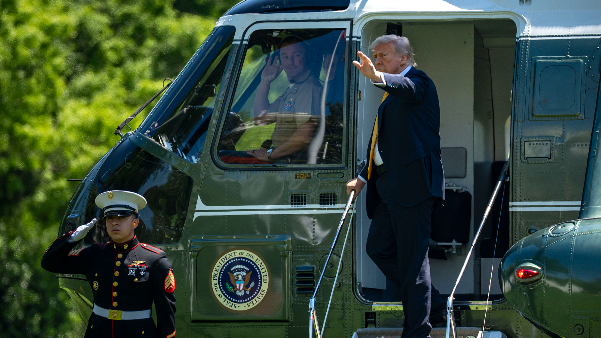 Le président Donald Trump monte à bord de Marine One sur la pelouse sud de la Maison Blanche à Washington DC, États-Unis, le 12 mai 2026. /VCG