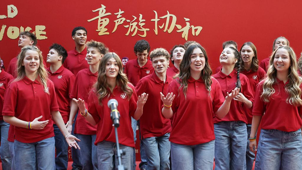 La chorale d'enfants One Voice des États-Unis se produit au Peking Union Medical College Hospital (PUMCH) à Pékin, capitale chinoise, le 31 décembre 2025. /Xinhua
